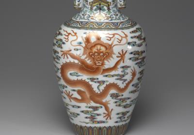 图片[3]-Vase with tubular handles and decoration of clouds and dragons in doucai polychrome enamels and overglaze red, Qing dynasty, Qianlong reign (1736-1795)-China Archive